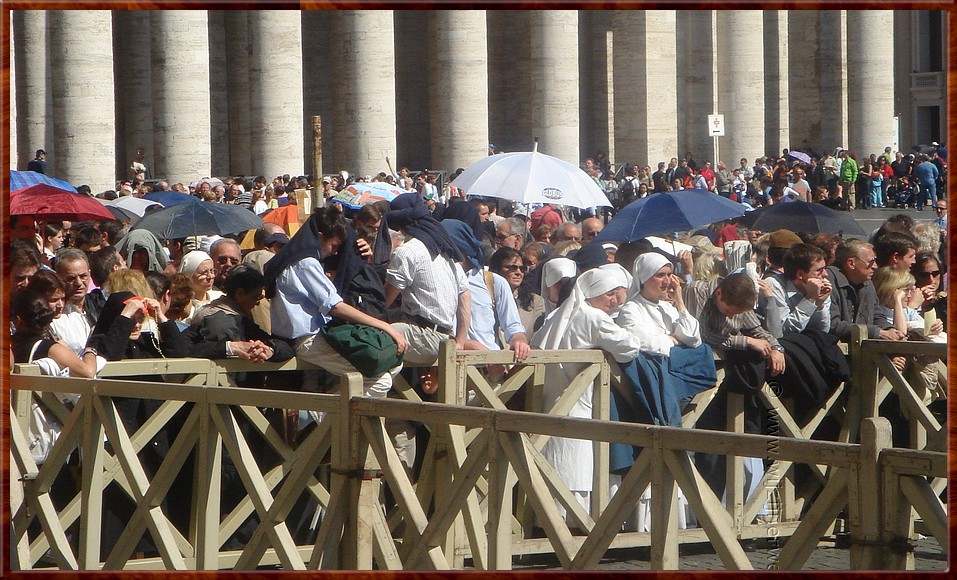 024 Vaticaan - En iedereen wil de Sint Pieter in.jpg