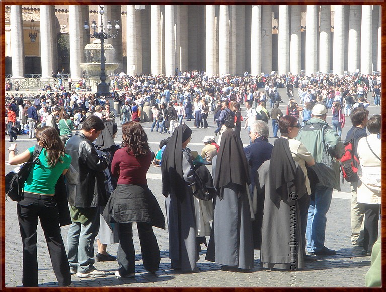 025 Vaticaan - Het is gezellig druk.jpg