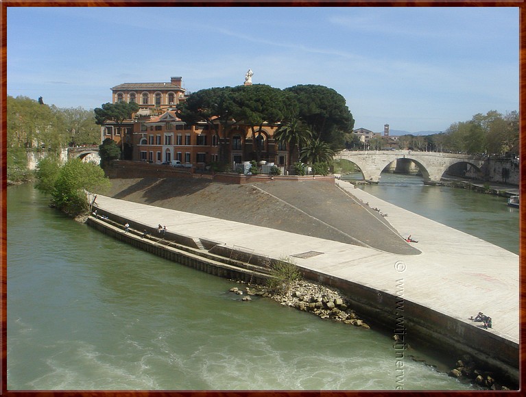 040 Rome - Tiber Eiland.JPG