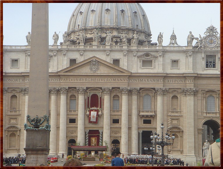 045 Vaticaan - Pasen - Hij staat op het balkon!!.JPG