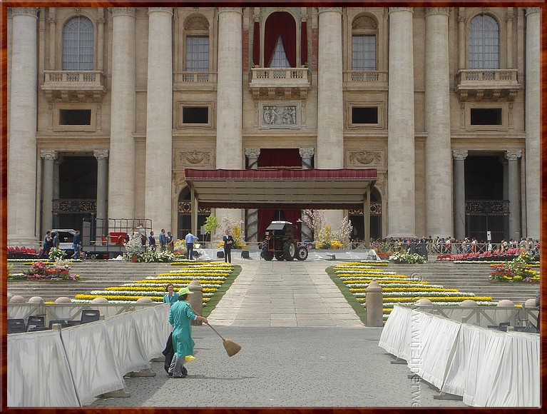 052 Vaticaan - Pasen - Ho daar! Wacht even met opruimen.jpg