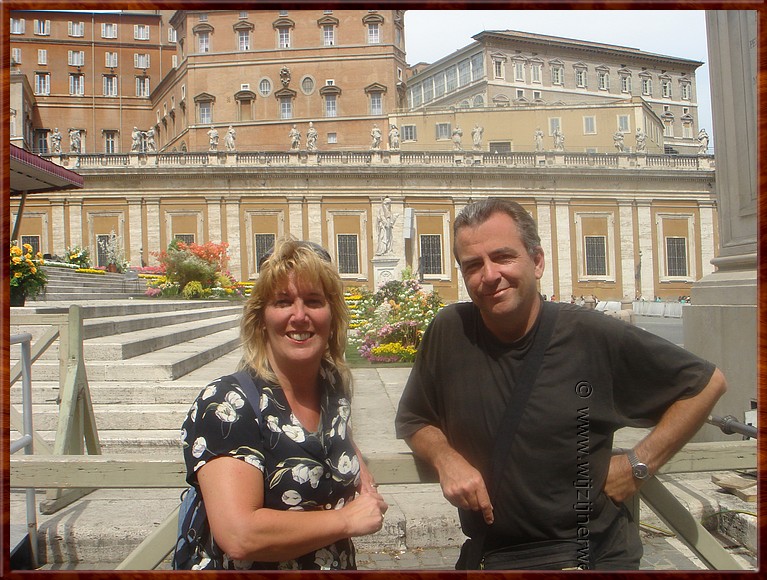 053 Vaticaan - Pasen - De Paus wil nog graag een fotootje maken. Liefst bij die Blumen.jpg