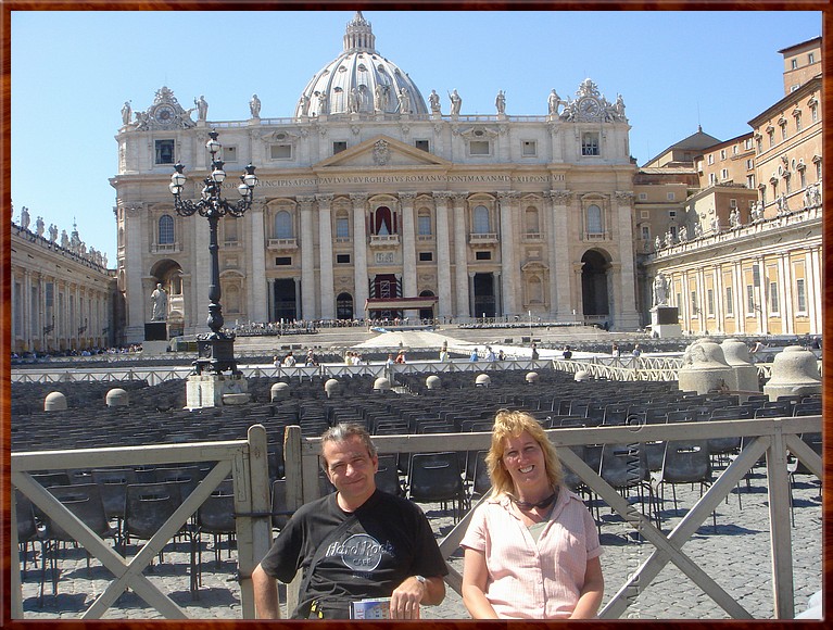 056 Vaticaan - St Pieter Plein - Wel houdt hij zijn nieuwe mobiel nog wat scheef.jpg