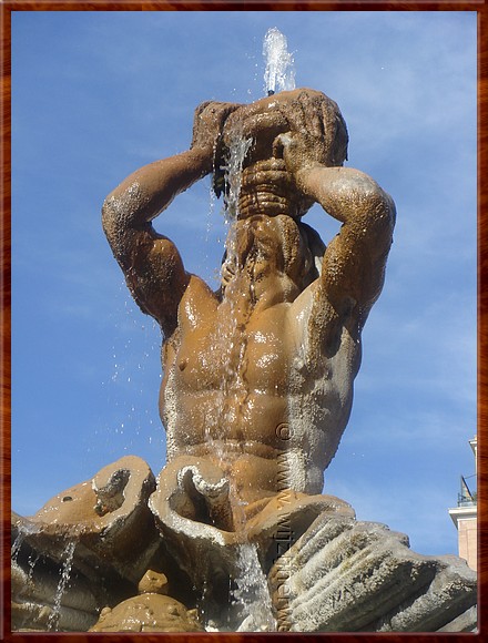 062 Rome - Fontana del Tritone, Bernini - Coca cola light break.jpg