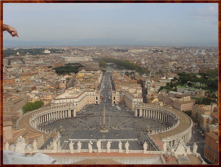 086 Vaticaan - Hey, kijk daar nou! Het Sint Pieter Plein!.JPG