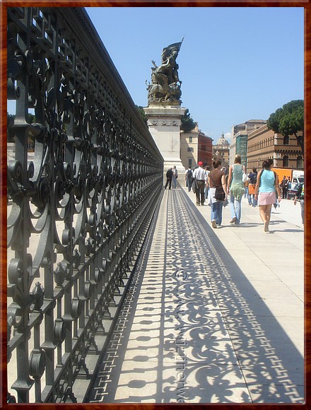 095 Rome - Nationaal Monument - Een man zorgt er met zijn fluitje voor dat de regels worden nageleefd ... .JPG