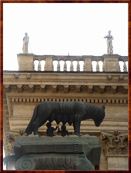 131 Rome - Piazza del Campdoglio - Nee Romulus, je moet niet altijd aan de achterste mem hangen!.jpg