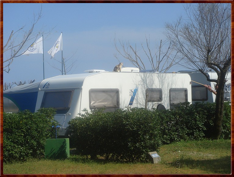 001 Cavallino - Caravandaken worden lekker warm.jpg