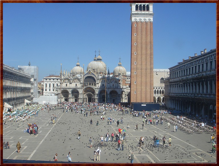 004 Venetië - San Marco met kathedraal en campaniletoren in vogelvlucht.JPG