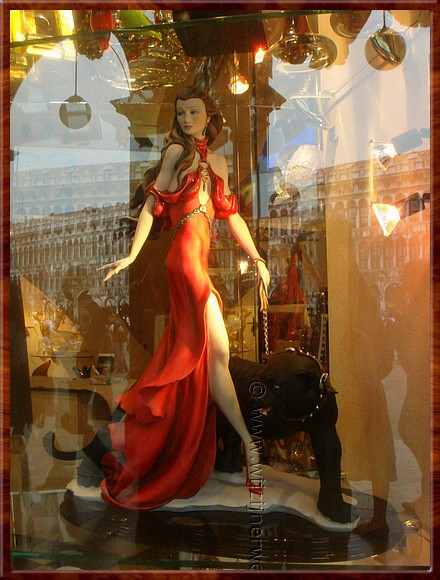 008 Venetië - Lady in Red.jpg