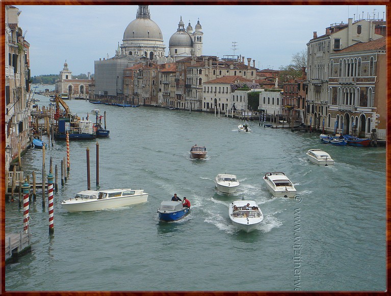 049 Venetië - Grande Canal vanaf Ponte Academia - Scheurboten.JPG