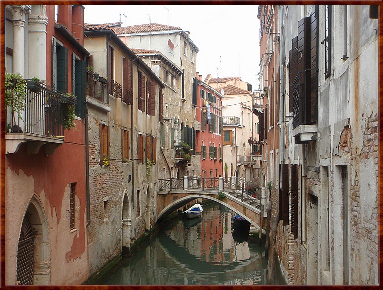 050 Venetië -  Ponte Lombardo - Botensteegje.JPG