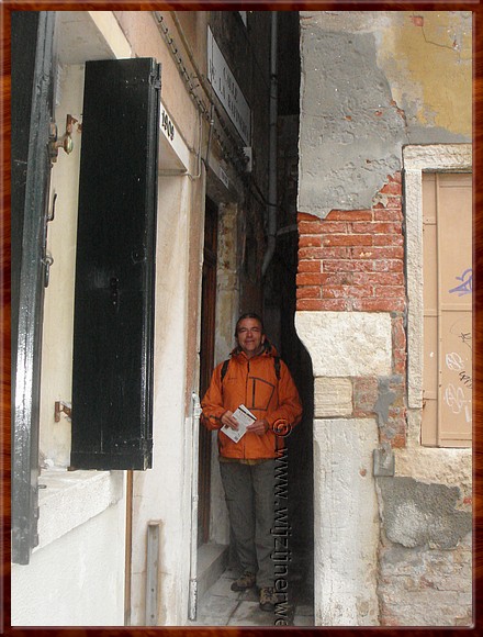 084 Venetië - Calle de la Rafineria - Smal steegje.JPG