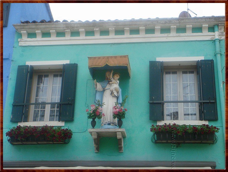 112 Burano - Gevel met Madonna.JPG