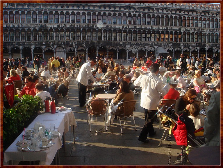 151 Venetië - Piazza San Marco - De laatste zonnestralen glijden over het plein ... .jpg