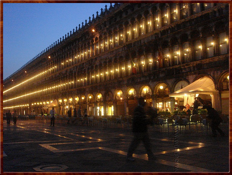 158 Venetië - Dan begeven zich de laatste toeristen over San Marco ... .jpg