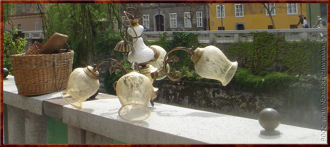 200 Ljubljana - Vlooienmarkt - Wij zoeken een leuk lampje voor de voortent.jpg