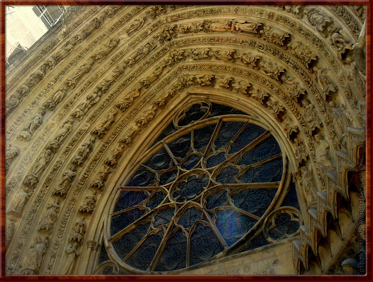 007 - Reims - Roosvenster kathedraal.JPG