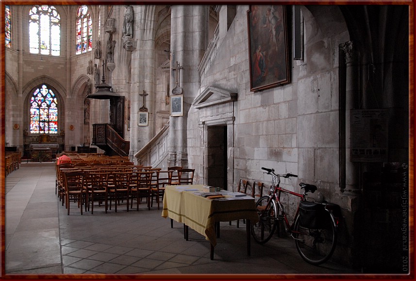 037 - Troyes - Saint Nicolas kerk of fietsstalling....JPG