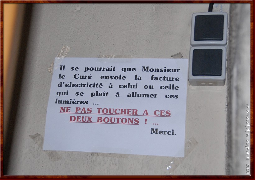 07 - La Bourboule - Ste Bernadette kerk -  Waarde gelovigen. Blijf nou eens van die knoppen af!!.JPG