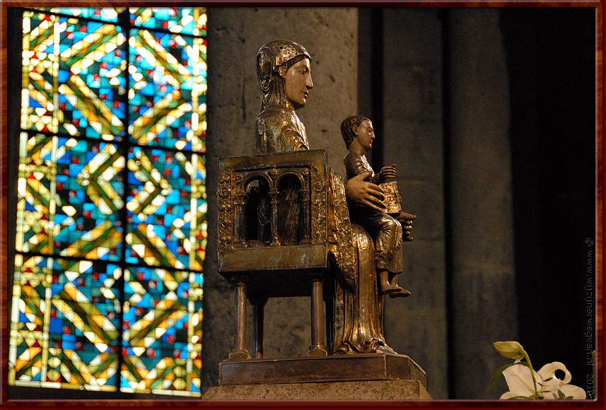 12 - Orcival - Notre Dame basiliek - Het wonderlijk terugkerende Mariabeeld.jpg