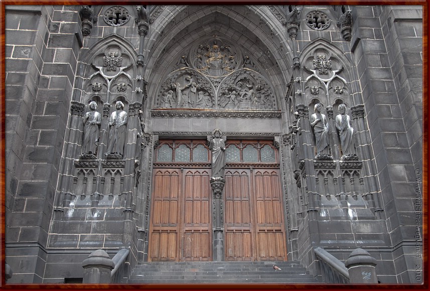 35 - Clermont Ferrand - Notre Dame de l'Assomption kathedraal - Gebouwd met zwarte lavasteen.JPG