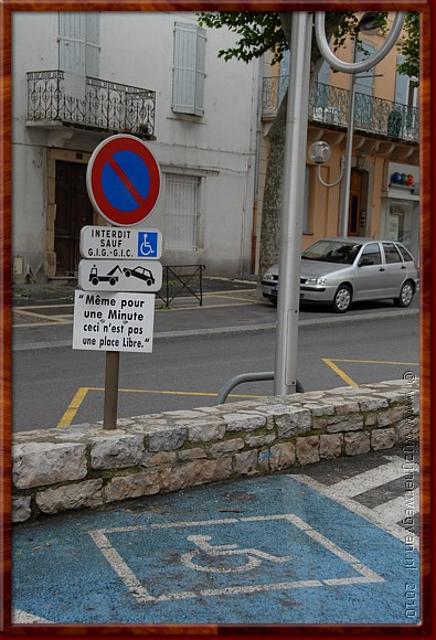 006 - Millau - Verboden te parkeren. Nee, echt verboden. Neenee, ook niet even. Neeeheeee, ut mag niet!!!.JPG