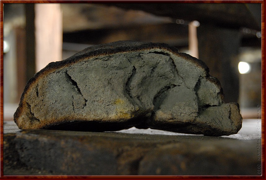 052 - Roquefort sur Soulzon - 'Penicillium Roqueforti' schimmel wordt op speciaal brood gekweekt.JPG