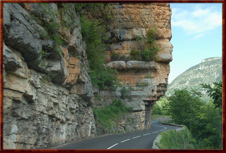 074 - Gorges du Tarn - Er slingert een prachtige weg door de kloof.JPG