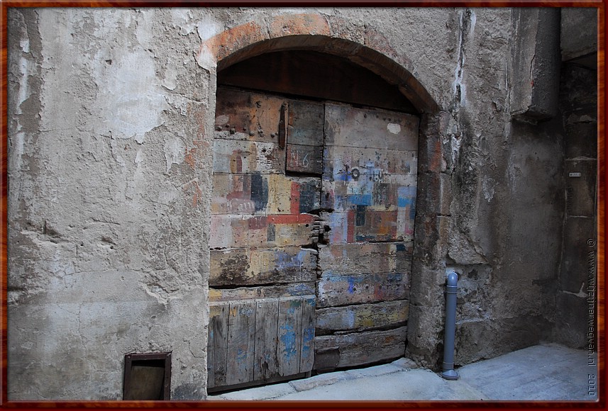 093 - Millau - Een deur met een levendige geschiedenis.JPG