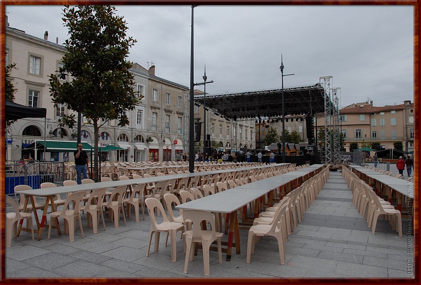 08 - Castres - De tafels voor het Diner Dansant worden subtiel gedekt - Het feest kan beginnen.JPG