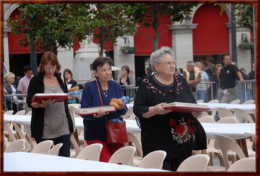 10 - Castres - Diner met brood en water en....JPG