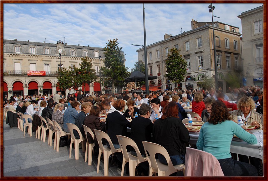 13 - Castres - ... en onder het eten geniet je dan van het dansen.jpg