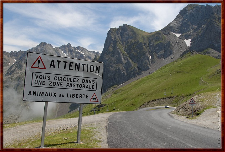 15 - Lourdes - En koeien, opgelet! Losrijdende fietsers!.JPG