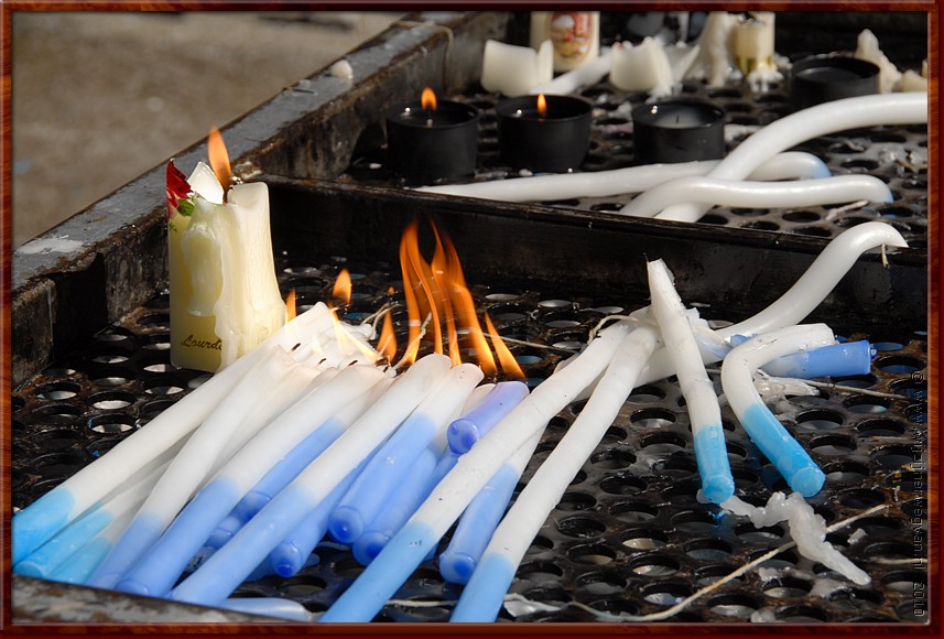 47 - Lourdes - Soms buigen kaarsen zich voor het lot.JPG