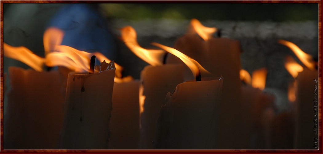 48 - Lourdes - Zie de wind waait door de kaarsen... .JPG