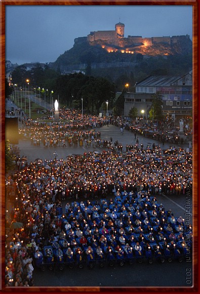 66 - Lourdes - ... door duizenden bedevaartgangers ....JPG