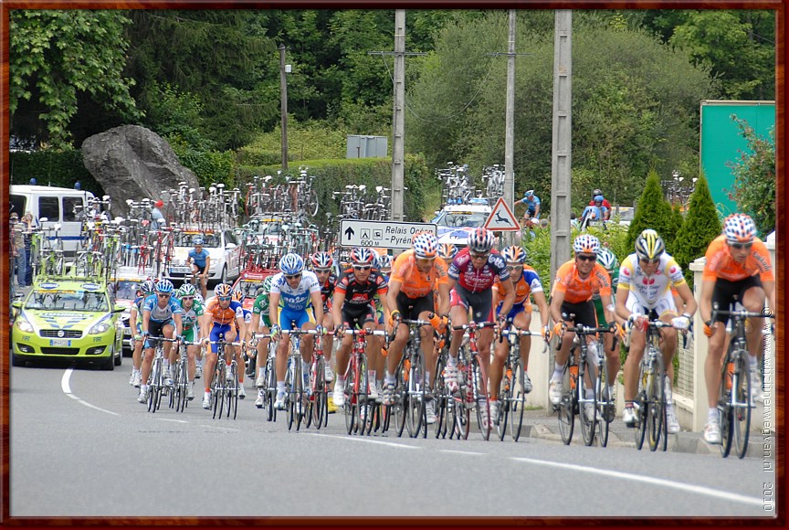 95 - Lourdes - Tour de France - Staart met veel fietsen.jpg