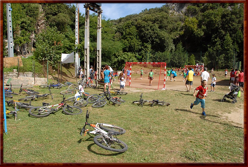 08 - Islares - Camping - Als ik die jongen te pakken krijg die hier steeds zijn fiets neergooit... .JPG