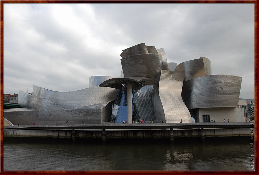 10 - Bilbao - Het Gugenheim museum is ontworpen door Frank Owen Gehry .JPG