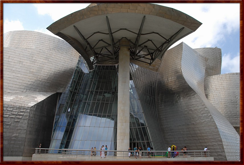 12 - Bilbao - Gugenheim museum - ..en glas wanden...JPG