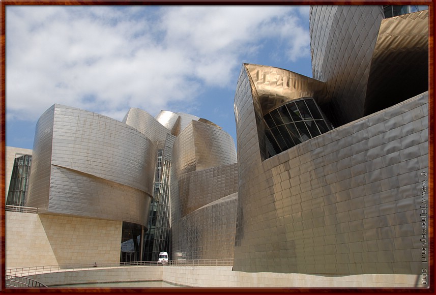 13 - Bilbao - Guggenheim Museum - en is bedekt met duizenden titaniumplaten.jpg