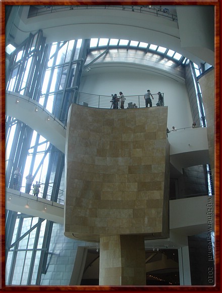 14 - Bilbao - Gugenheim museum - Atrium - Aan het plafond gehangen golvende wandelpaden verbinden de ruimtes.JPG