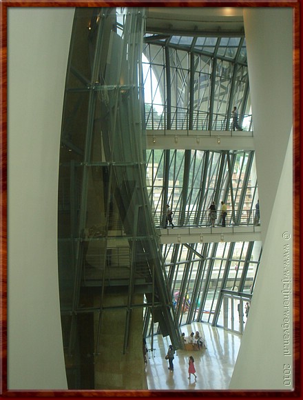15 - Bilbao - Gugenheim museum - Het 55 m hoge atrium geeft toegang tot drie verdiepingen met tentoonstellingsruimtes.JPG