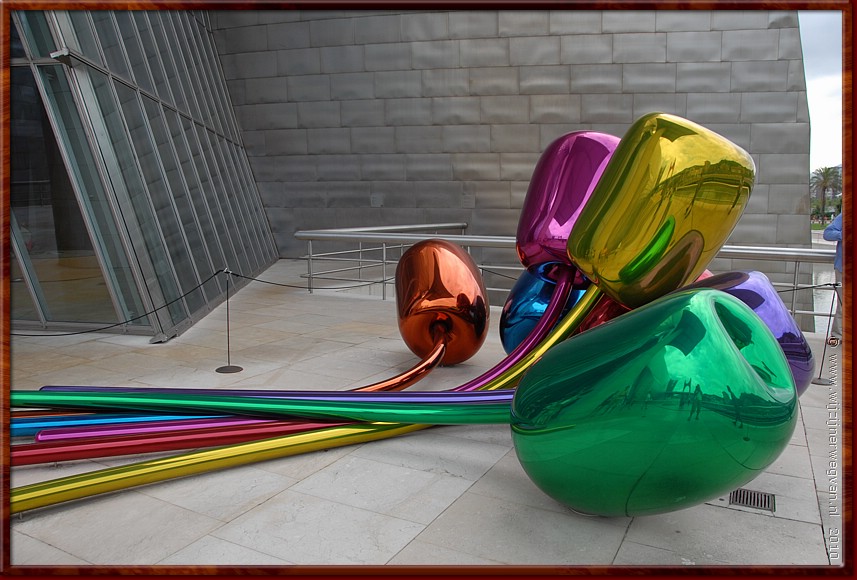 16 - Bilbao - Gugenheim museum - Wij spiegelen ons in de 'Tulpen' van Jeff Koons.JPG