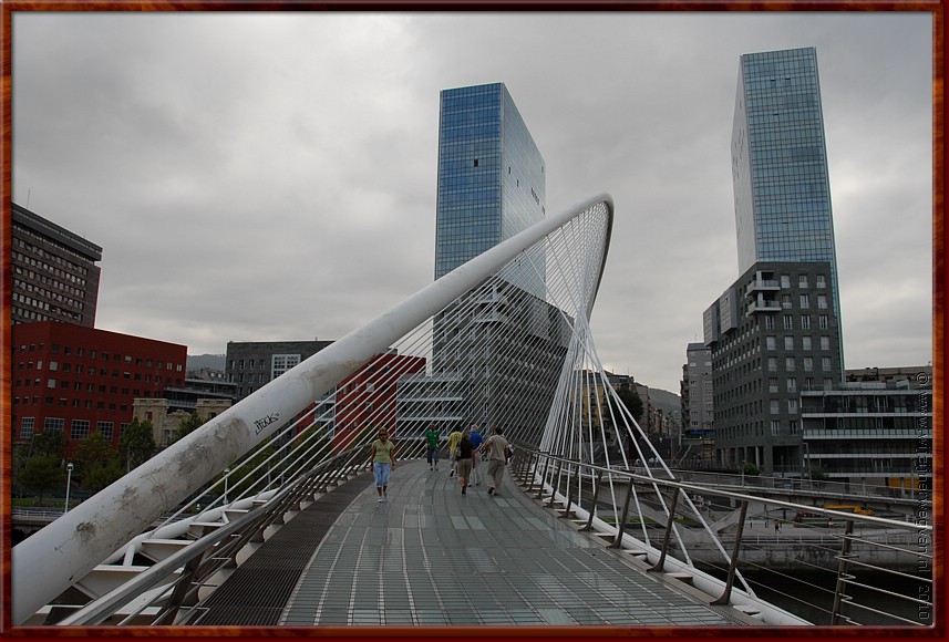 29 - Bilbao - Zubizuri brug - Gespiegeld.JPG