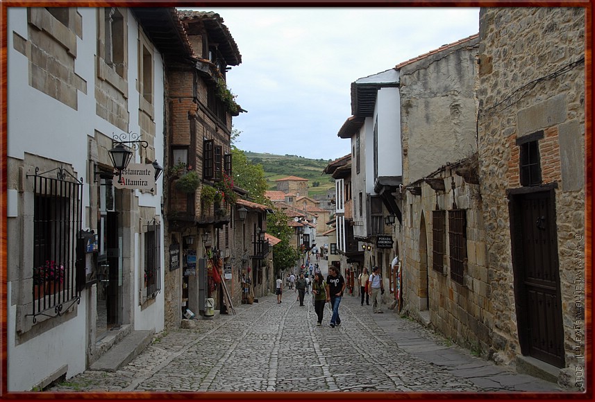 07 - Santillana del Mar - Fraai stadje. Zo uit de middeleeuwen.JPG