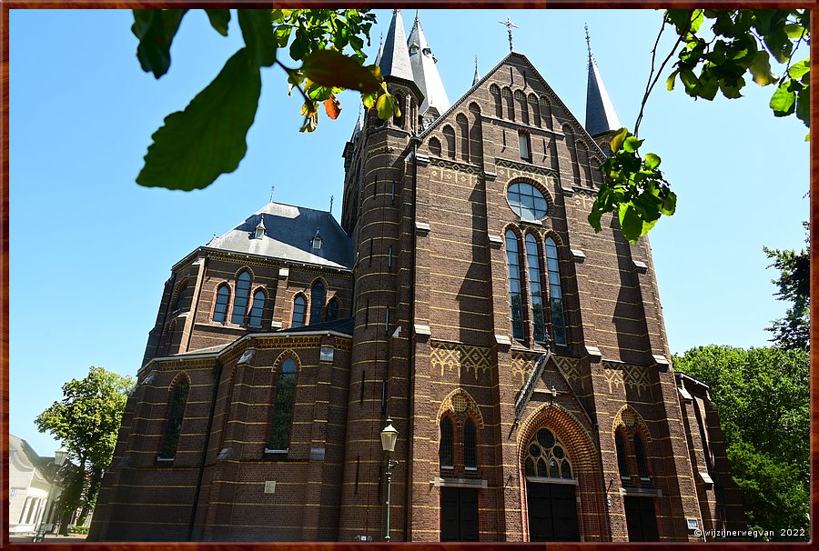 Oisterwijk, Kerkplein 

Sint Petrus kerk        6/8