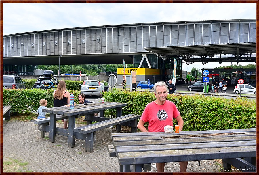 Nijvels, A7/E19 

Lunch langs de snelweg        11/23