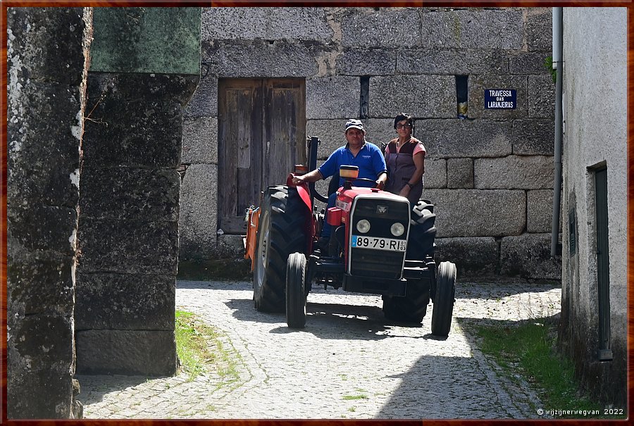 ,  

Geen openbaar vervoer in Pvoa de So Cosme, en het is te steil om veel te fietsen. Dan maar met de tractor        46/53